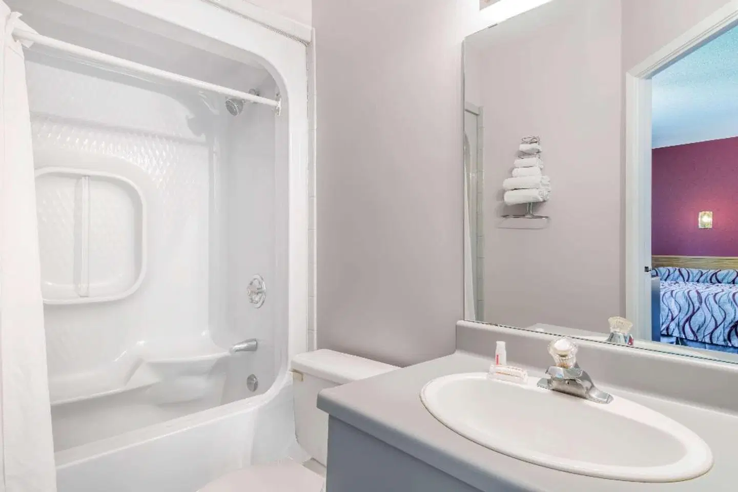 Super 8 by Wyndham Mt Hope Hamilton Intl Arpt ON Badezimmer