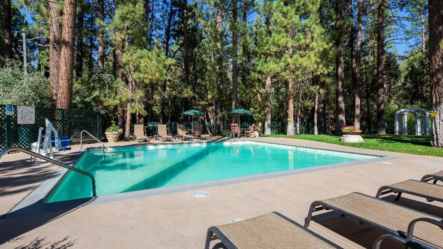 Best Western Big Bear Chateau OUTDOOR_POOL