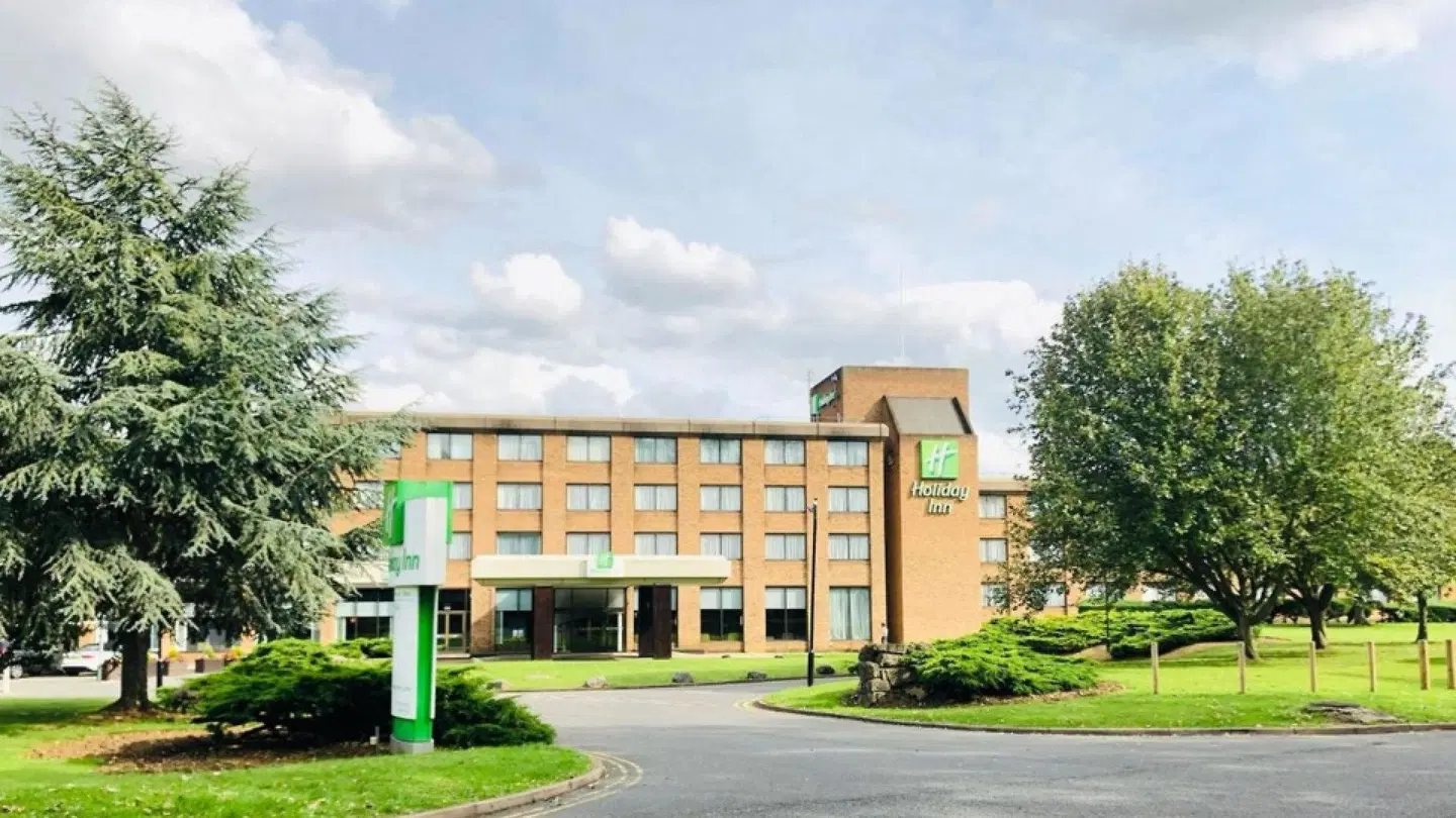 Holiday Inn Peterborough West EXTERIOR
