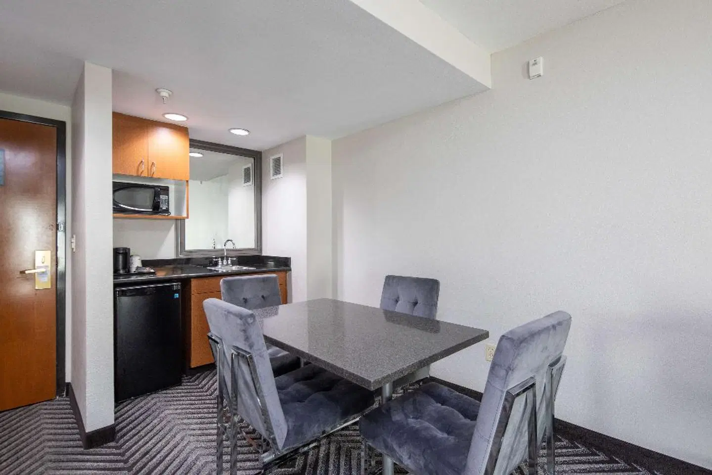 Best Western Plus Coyote Point Inn ROOM_EXAMPLE