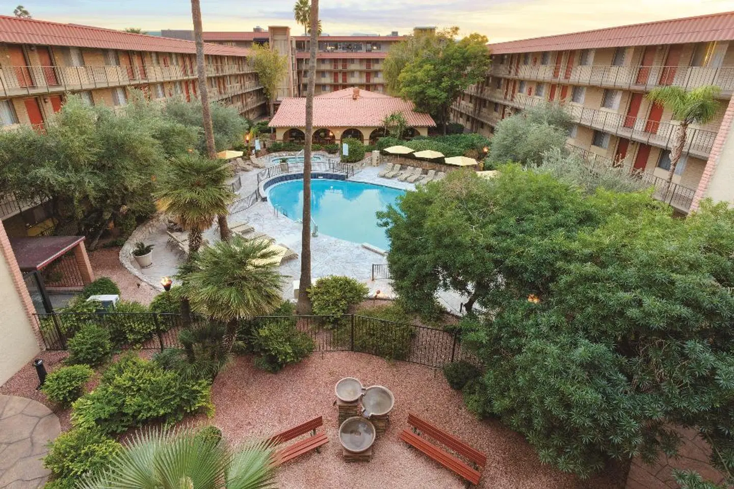Embassy Suites by Hilton Phoenix Airport at 24th Street Garten