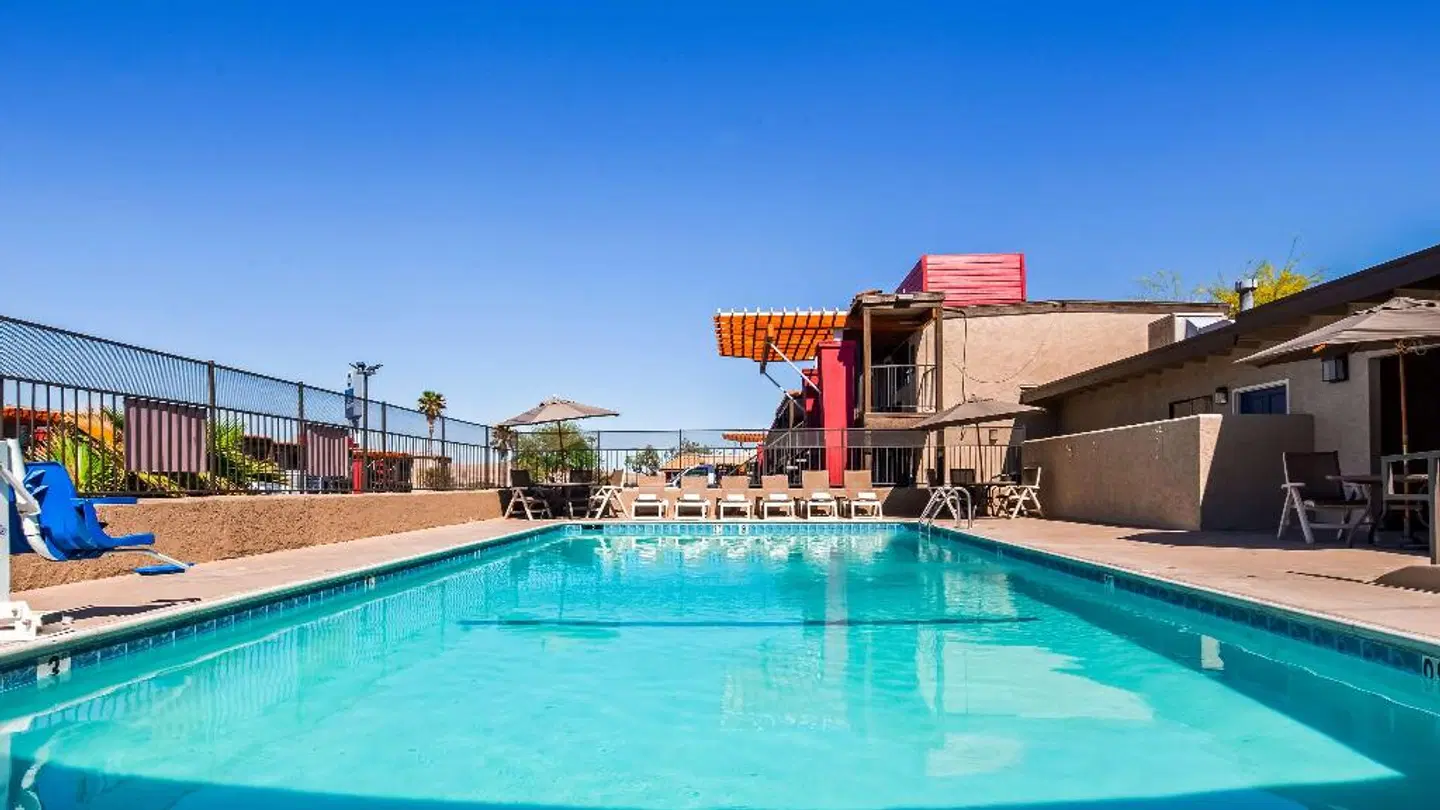 Best Western Desert Villa Inn OUTDOOR_POOL