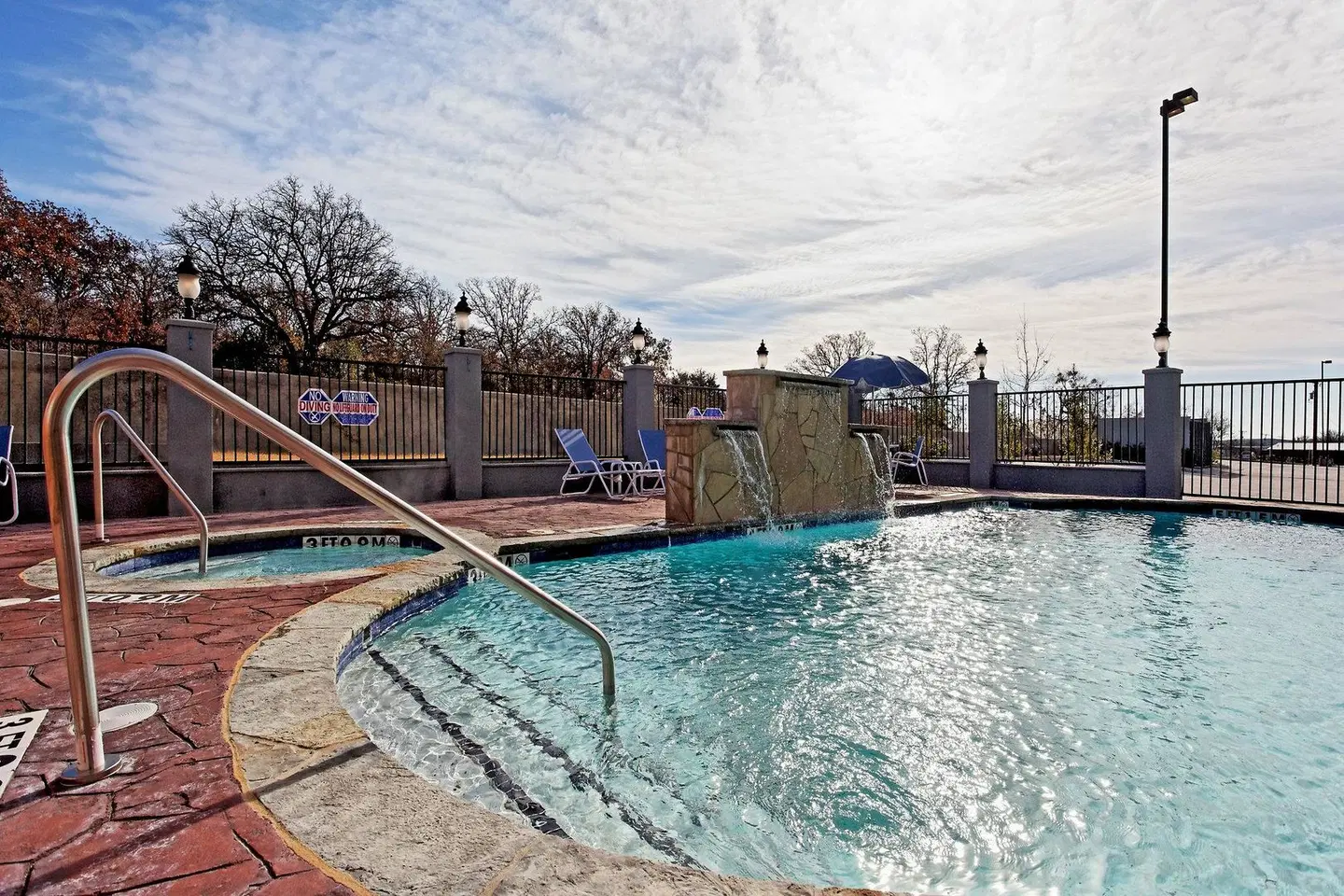Holiday Inn Express & Suites Graham OUTDOOR_POOL
