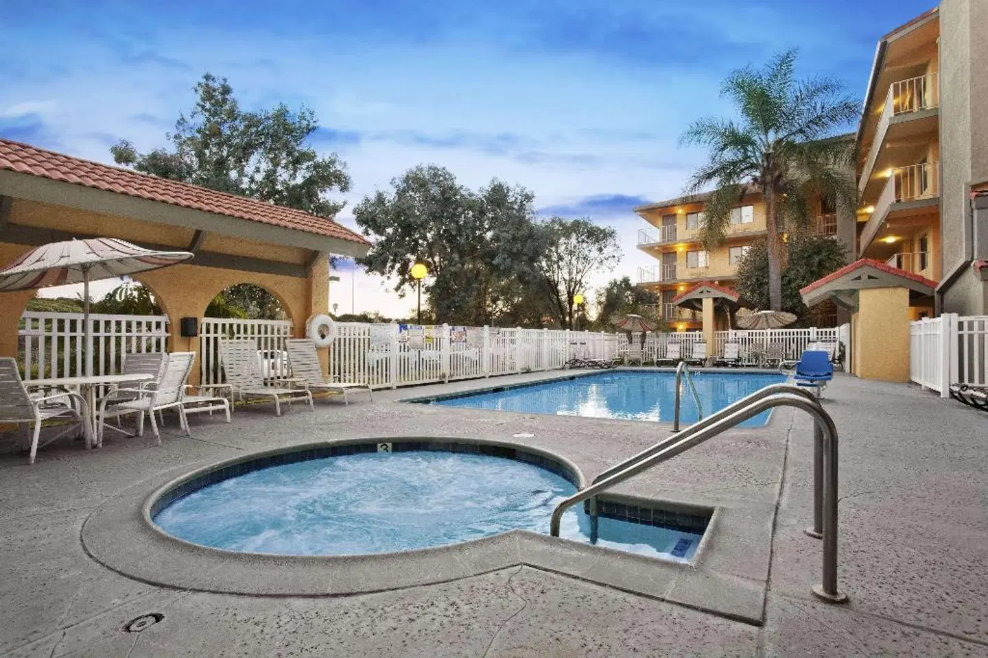 Days Inn by Wyndham Buena Park OUTDOOR_POOL