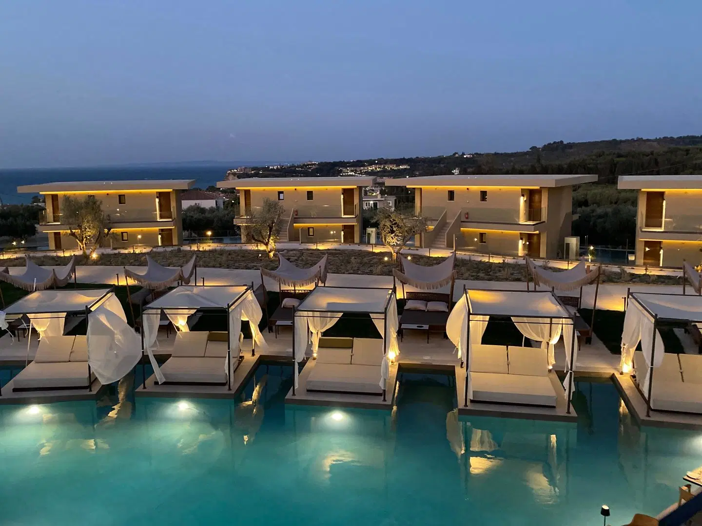 King Jason Zante OUTDOOR_POOL