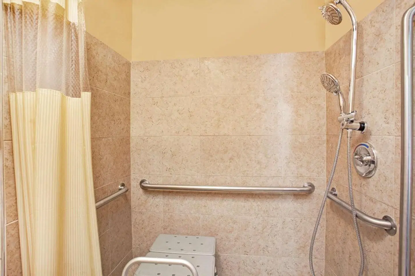 Days Inn by Wyndham Marietta White Water Badezimmer