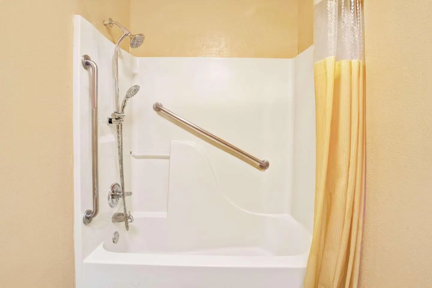 Days Inn by Wyndham Marietta White Water Badezimmer