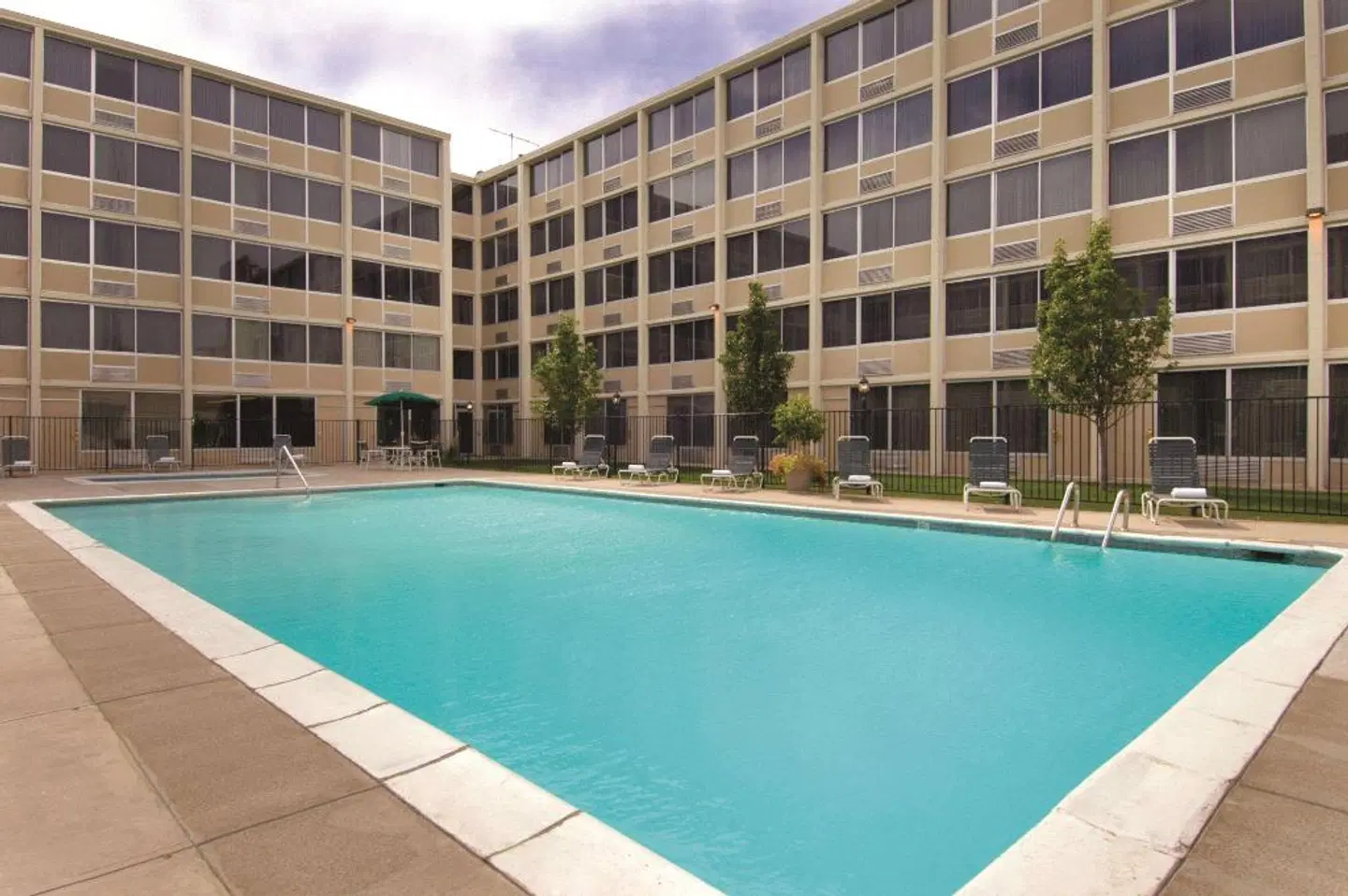DoubleTree By Hilton Hotel Denver - Stapleton North OUTDOOR_POOL