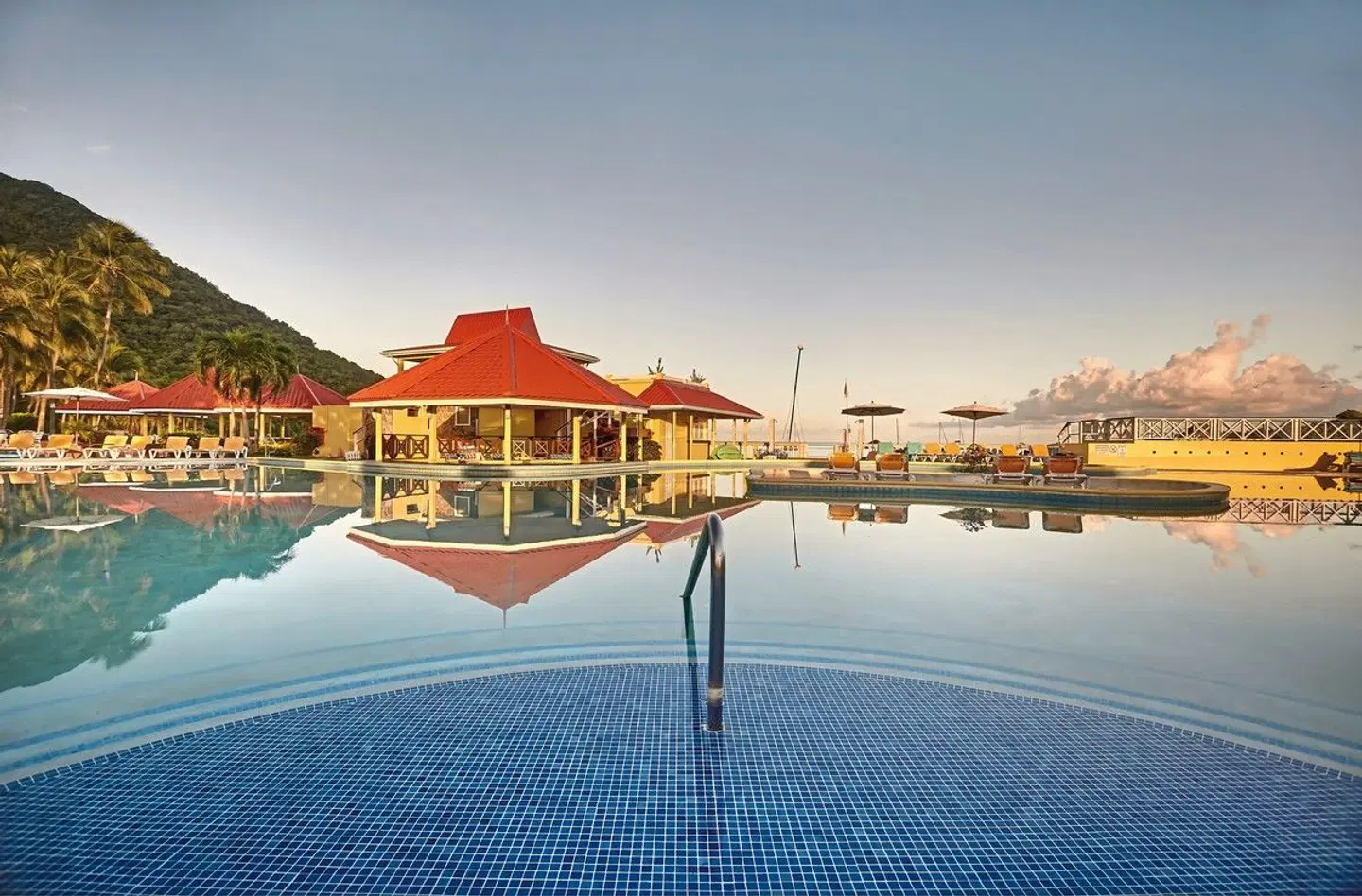 Starfish St. Lucia OUTDOOR_POOL