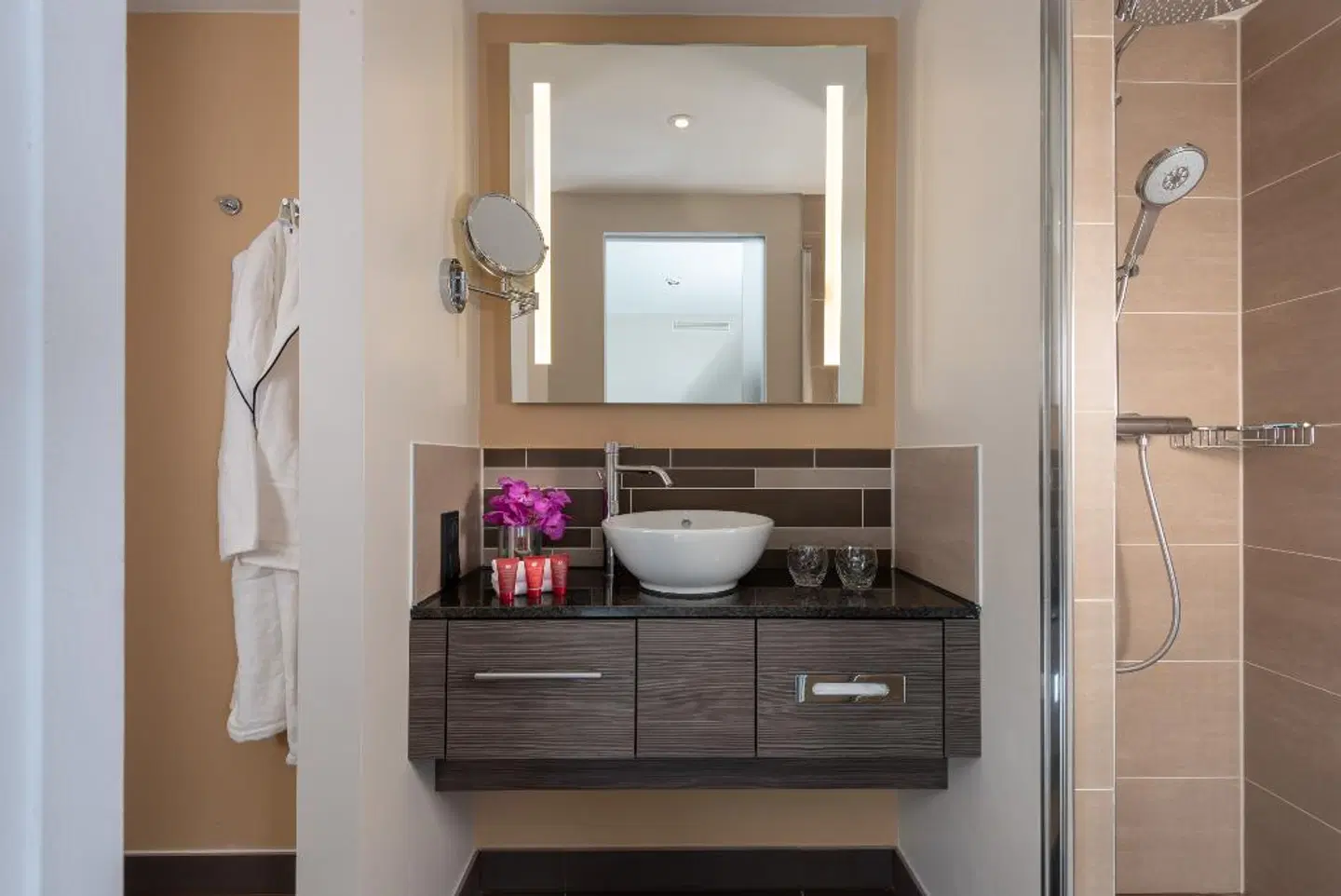 Leonardo Hotel Munich City East Badezimmer