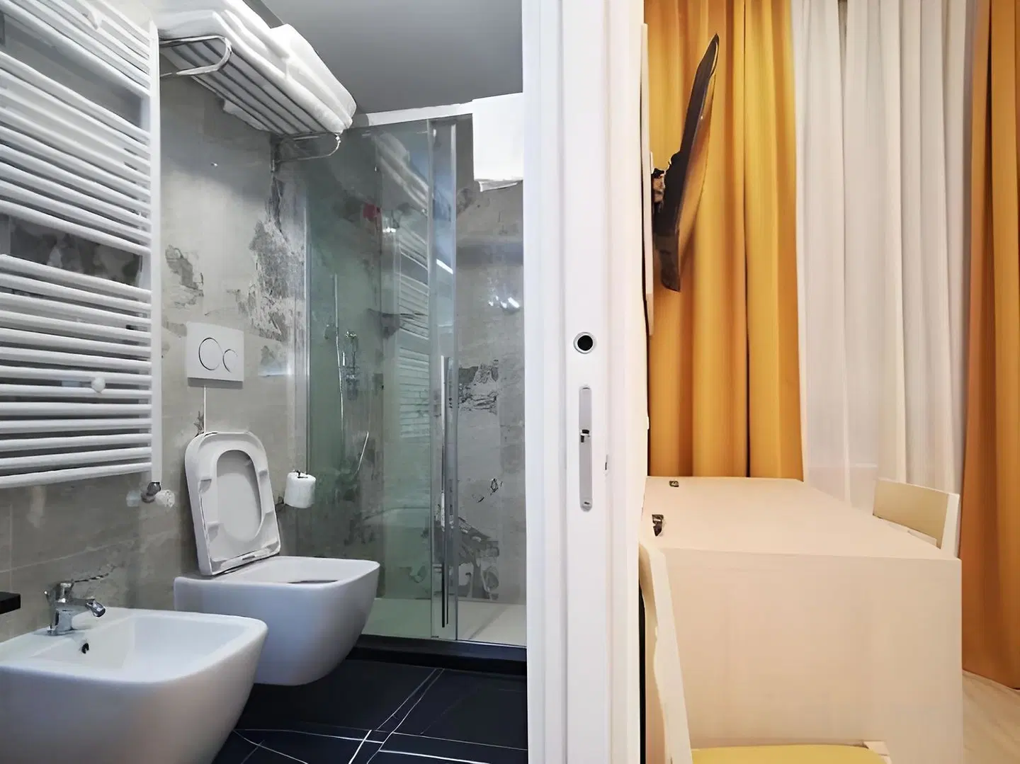 Hotel Metropoli Badezimmer