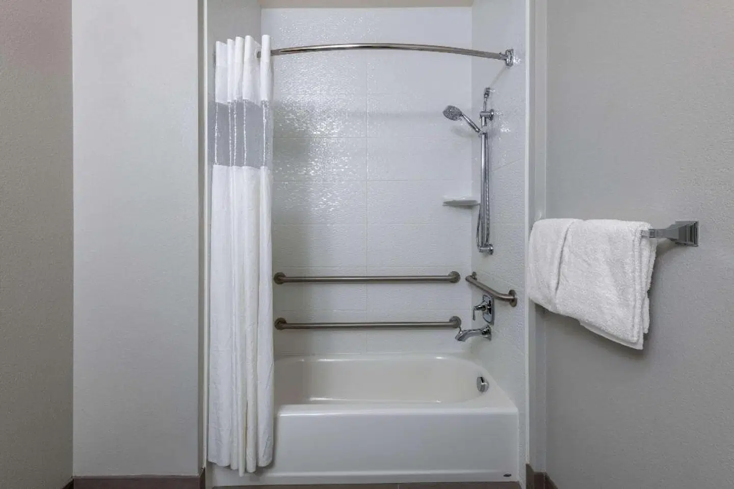 La Quinta Inn & Suites by Wyndham Fairbanks Airport Badezimmer