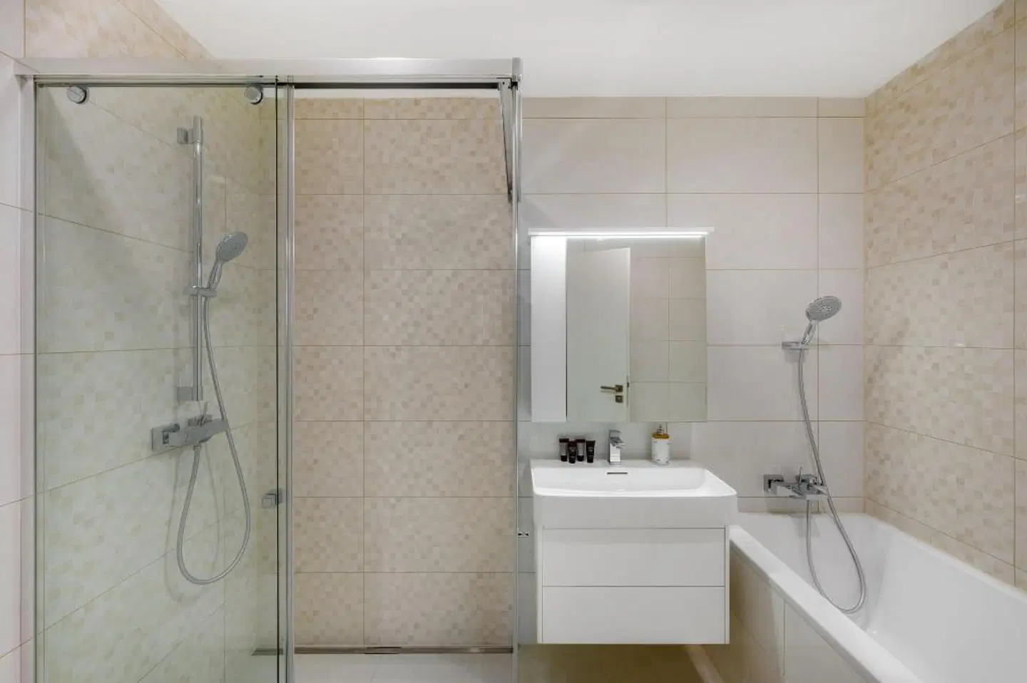 Emerald Hotel Badezimmer