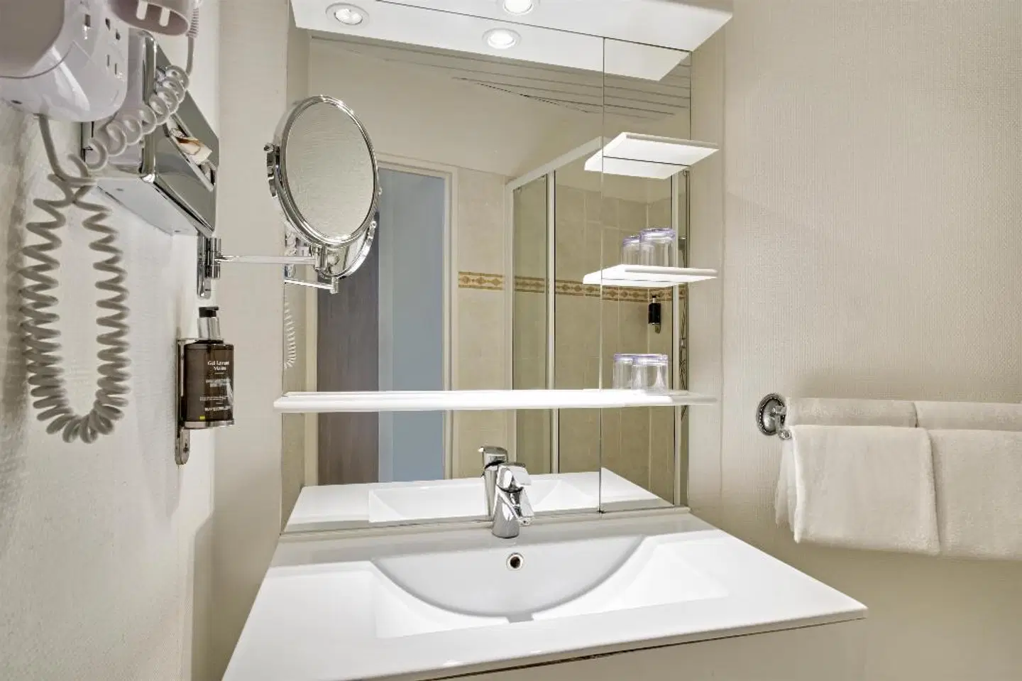 Hôtel Abaca Messidor by HappyCulture Badezimmer