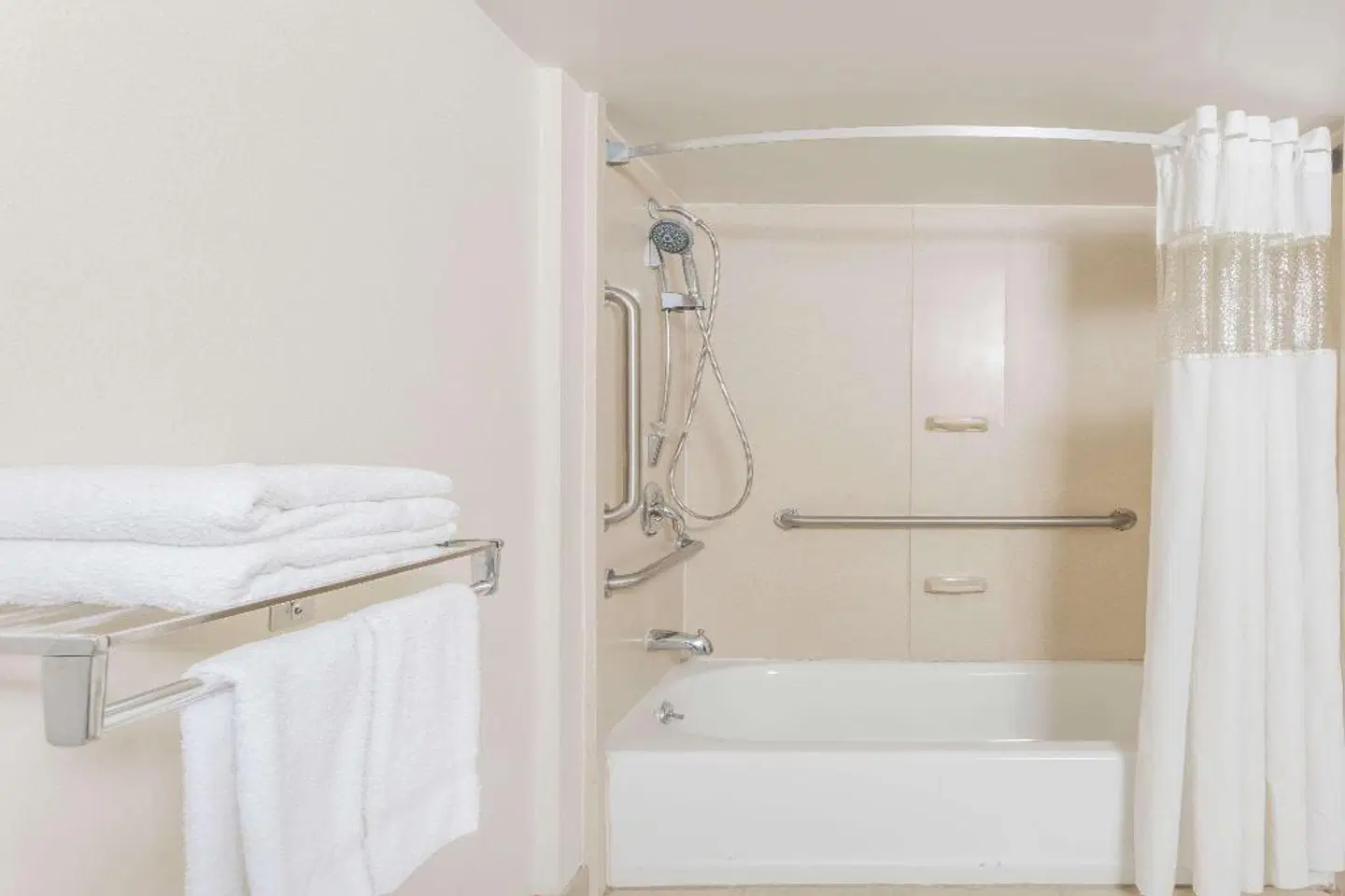 Days Inn by Wyndham Camp Springs/Andrews AFB DC Area Badezimmer