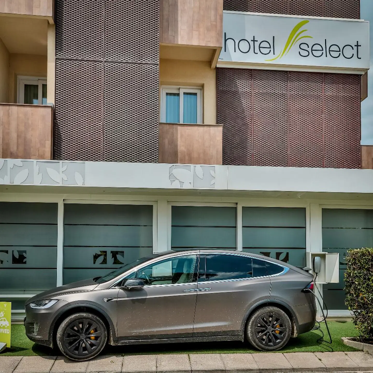 Select Suites & Spa EXTERIOR