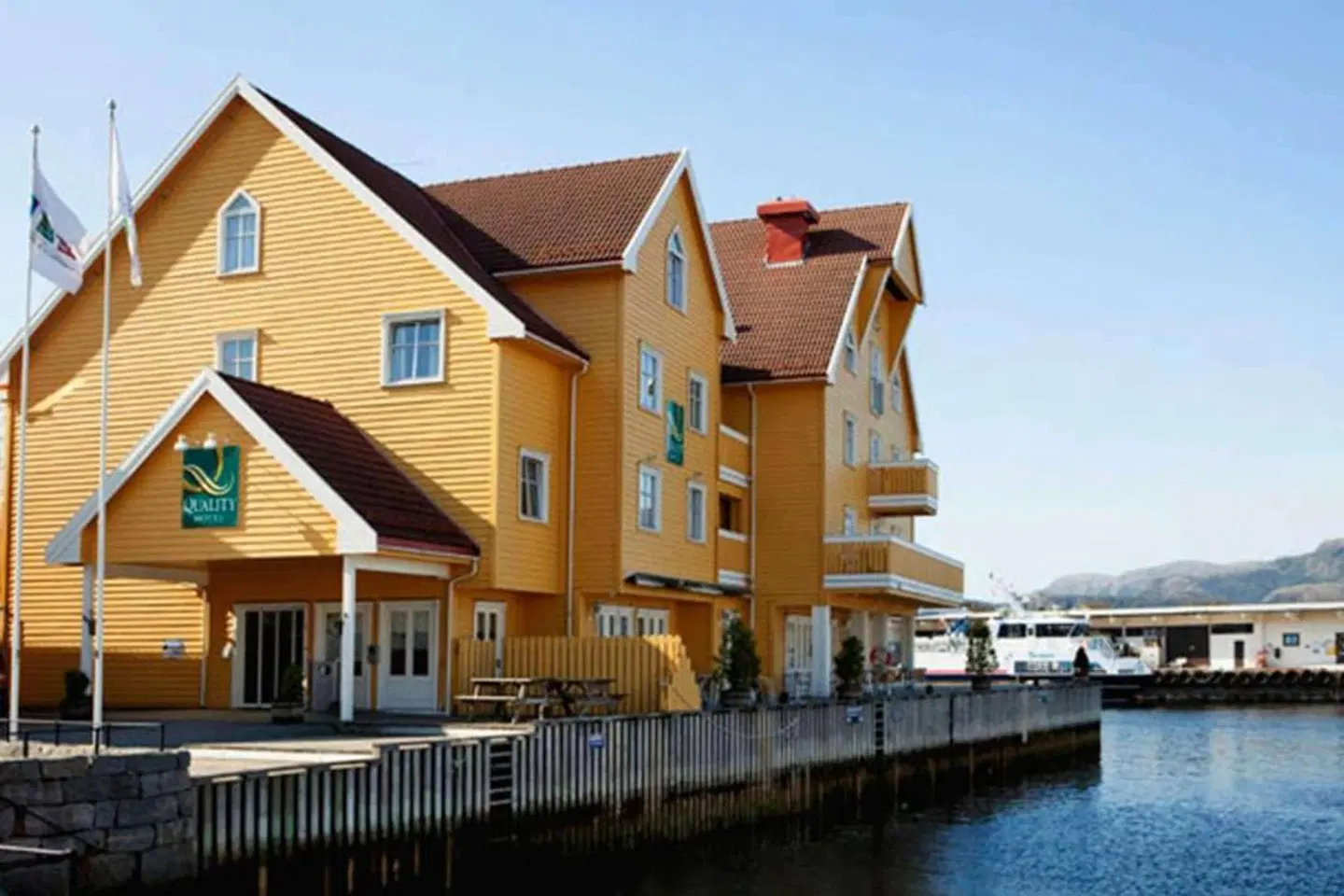 Quality Hotel Florø EXTERIOR