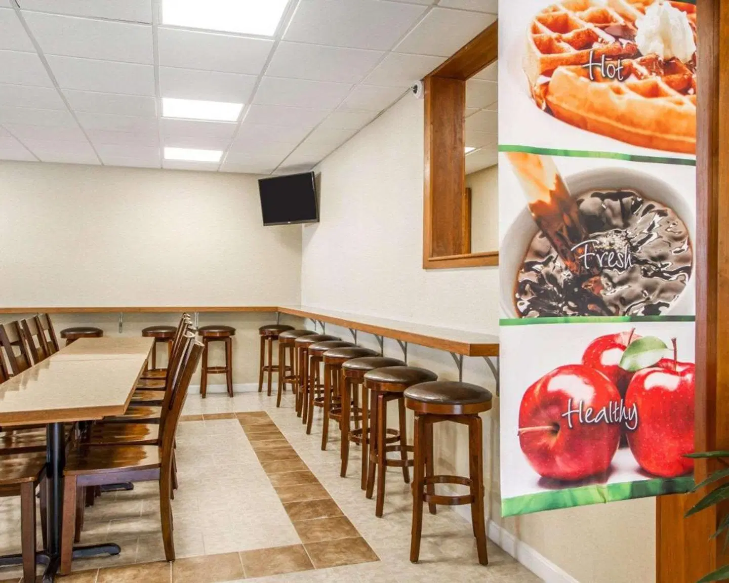 Quality Inn & Suites Bar