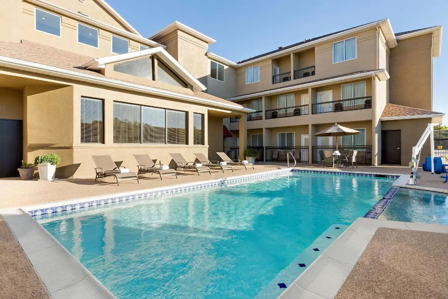Country Inn & Suites by Radisson, Fort Worth West I-30 NAS JRB OUTDOOR_POOL