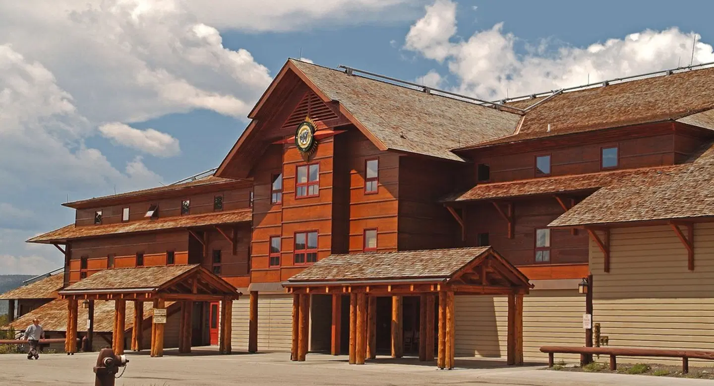 Old Faithful Snow Lodge & Cabins EXTERIOR