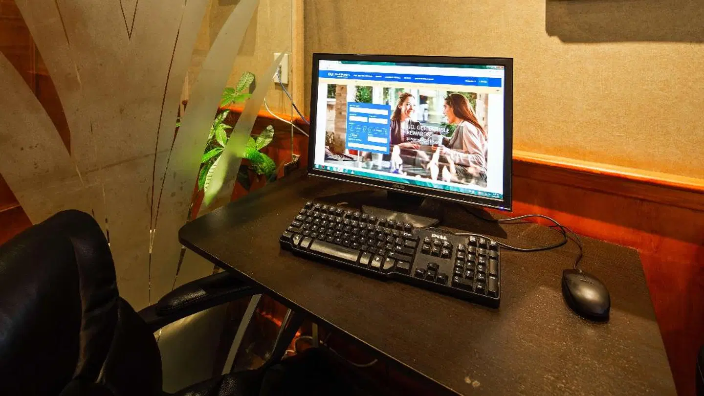 Best Western Queens Court Bar