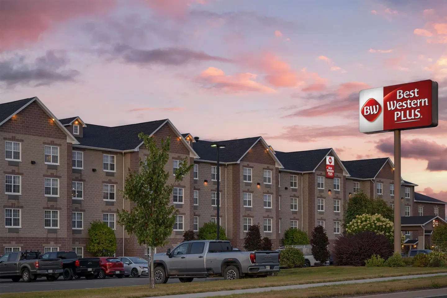 Best Western Plus Fredericton Hotel & Suites EXTERIOR