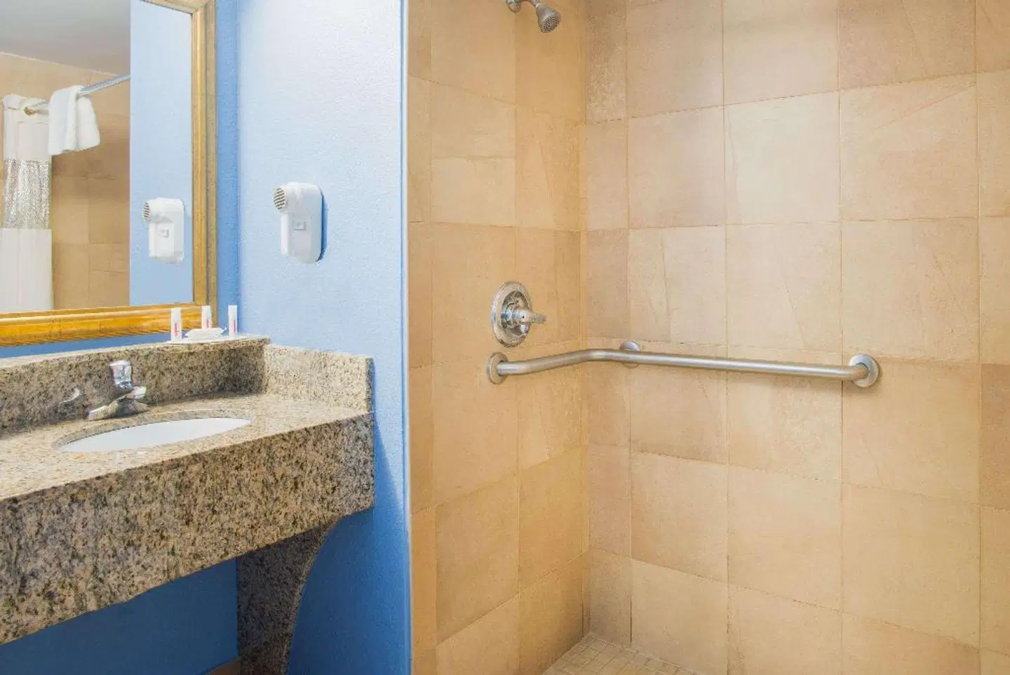 Days Inn by Wyndham New Haven Badezimmer