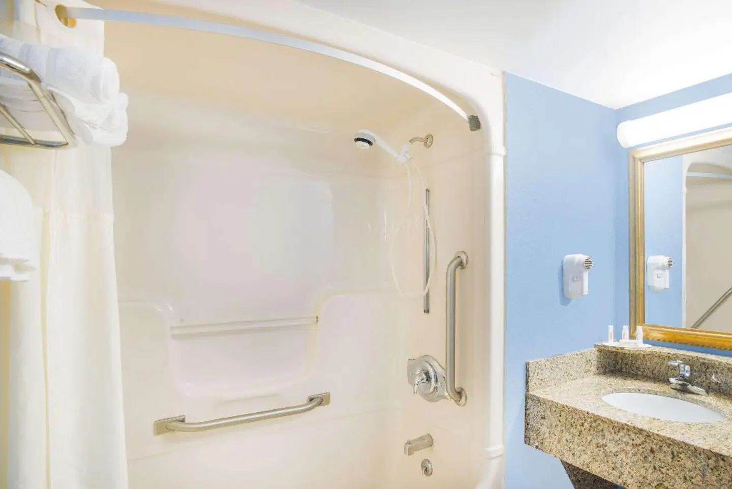 Days Inn by Wyndham New Haven Badezimmer