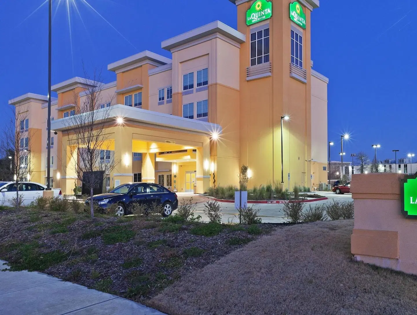 La Quinta Inn & Suites by Wyndham Dallas Love Field EXTERIOR