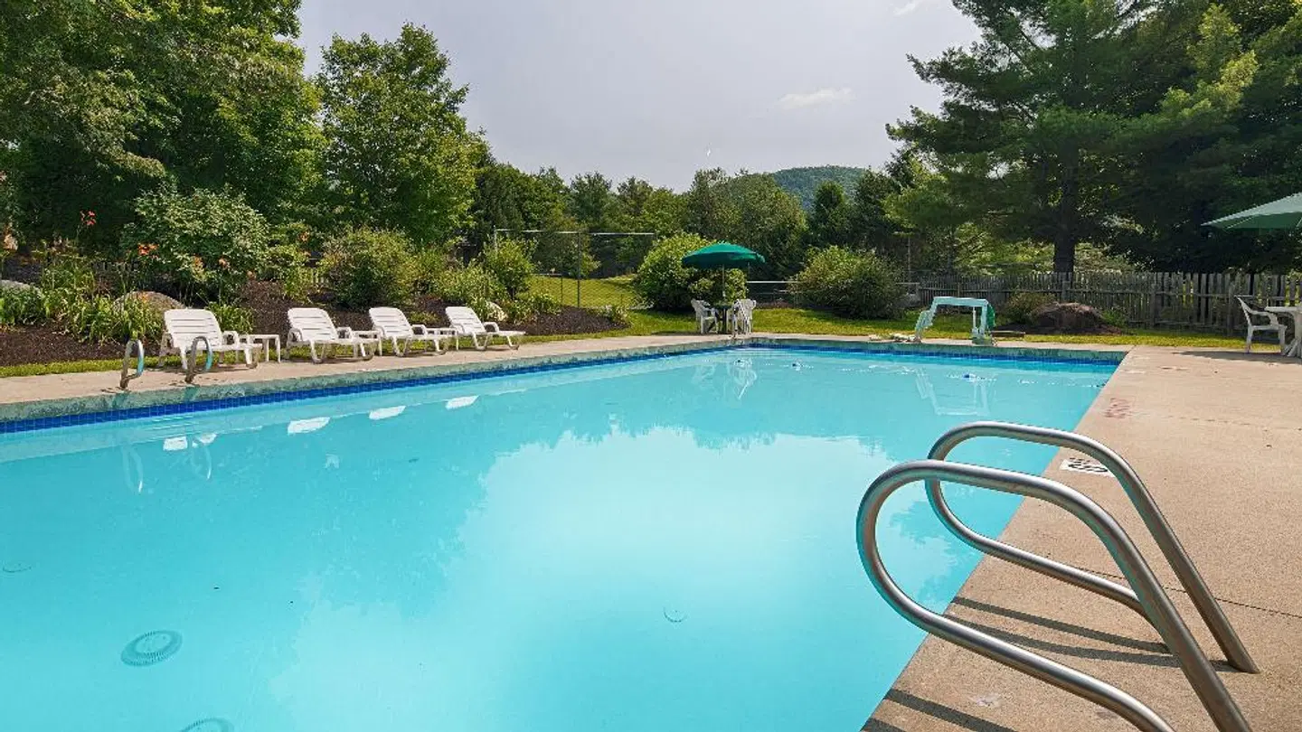 Best Western Inn & Suites Rutland-Killington OUTDOOR_POOL