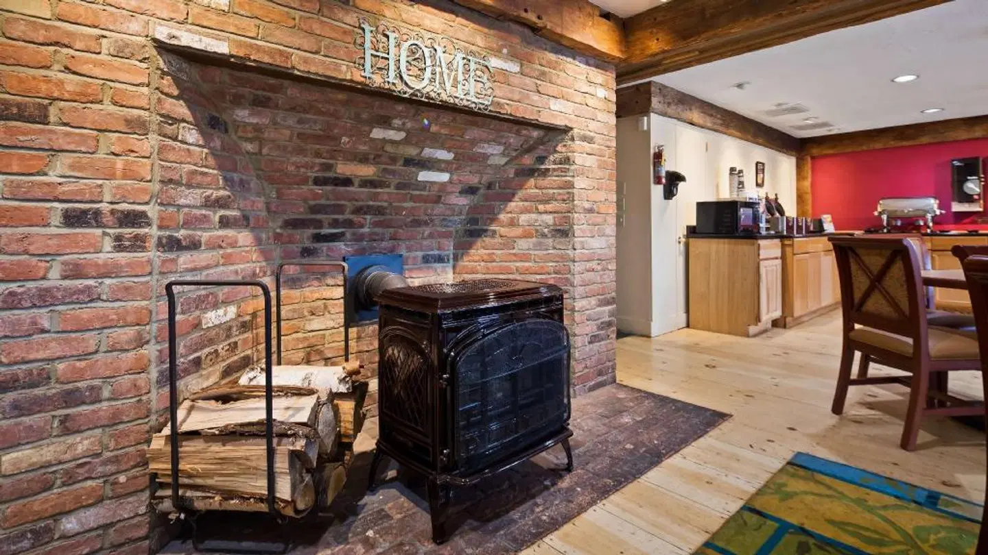 Best Western Inn & Suites Rutland-Killington EXTERIOR