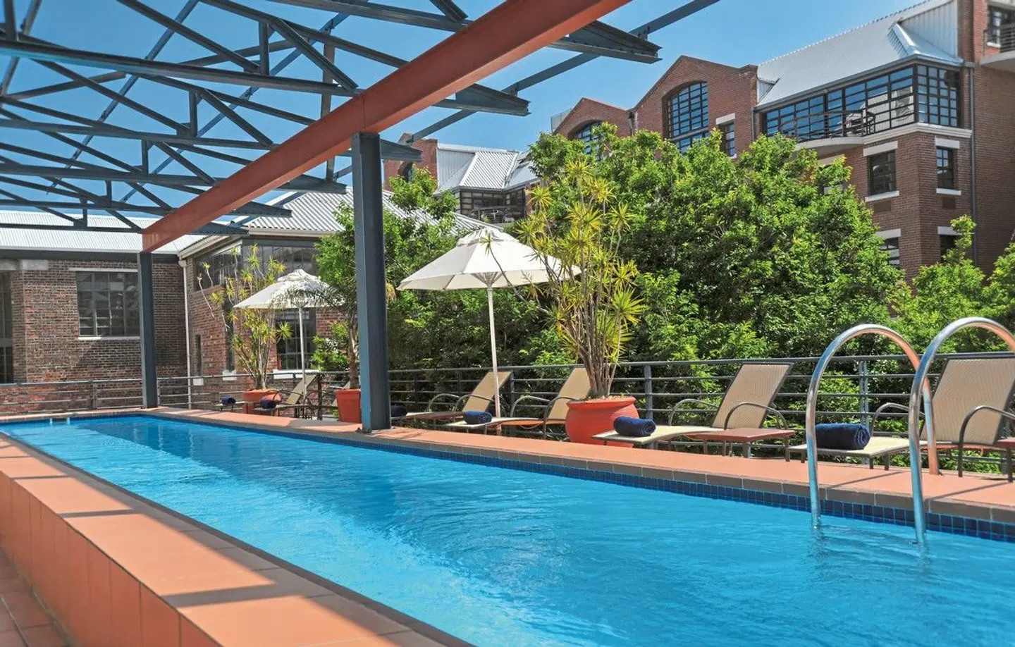 Garden Court Victoria Junction OUTDOOR_POOL
