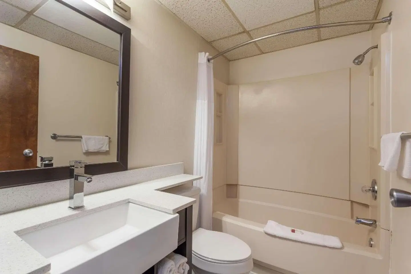 Days Inn & Suites by Wyndham Lancaster Amish Country Badezimmer