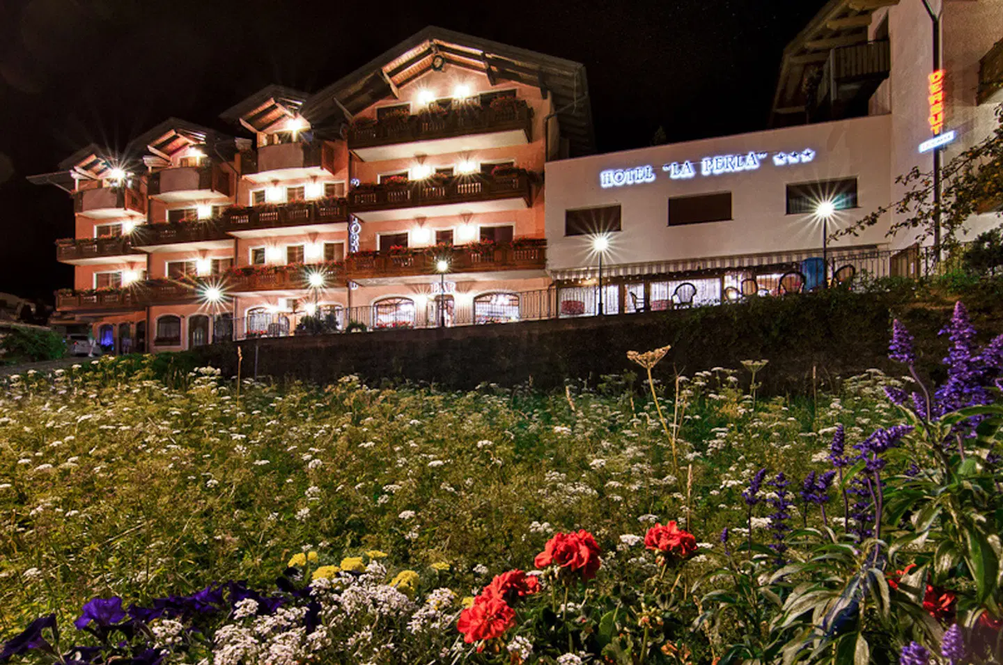 Family Hotel La Perla EXTERIOR