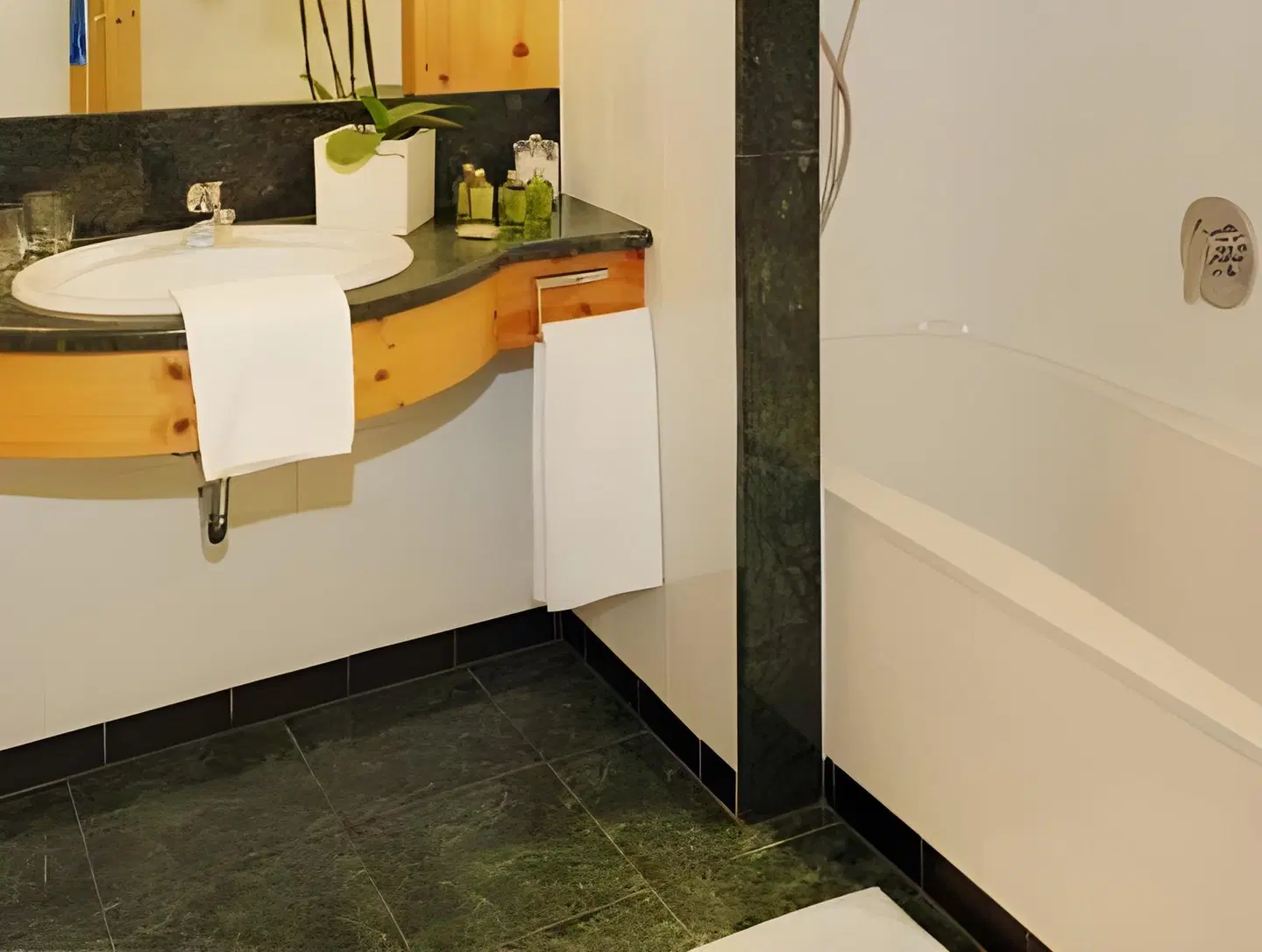 Angelo Engel ROOM_EXAMPLE