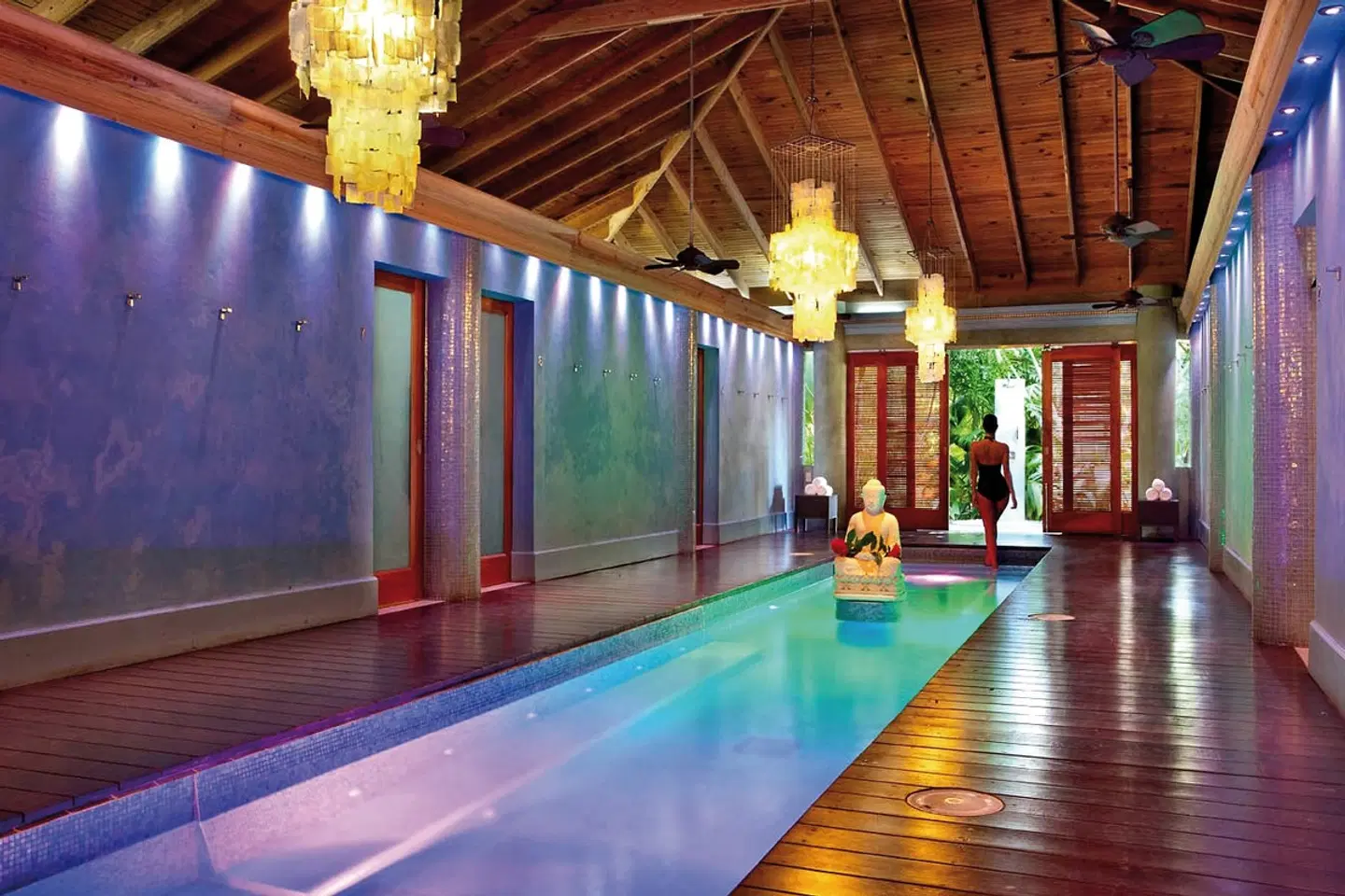 Couples Swept Away Hallenbad