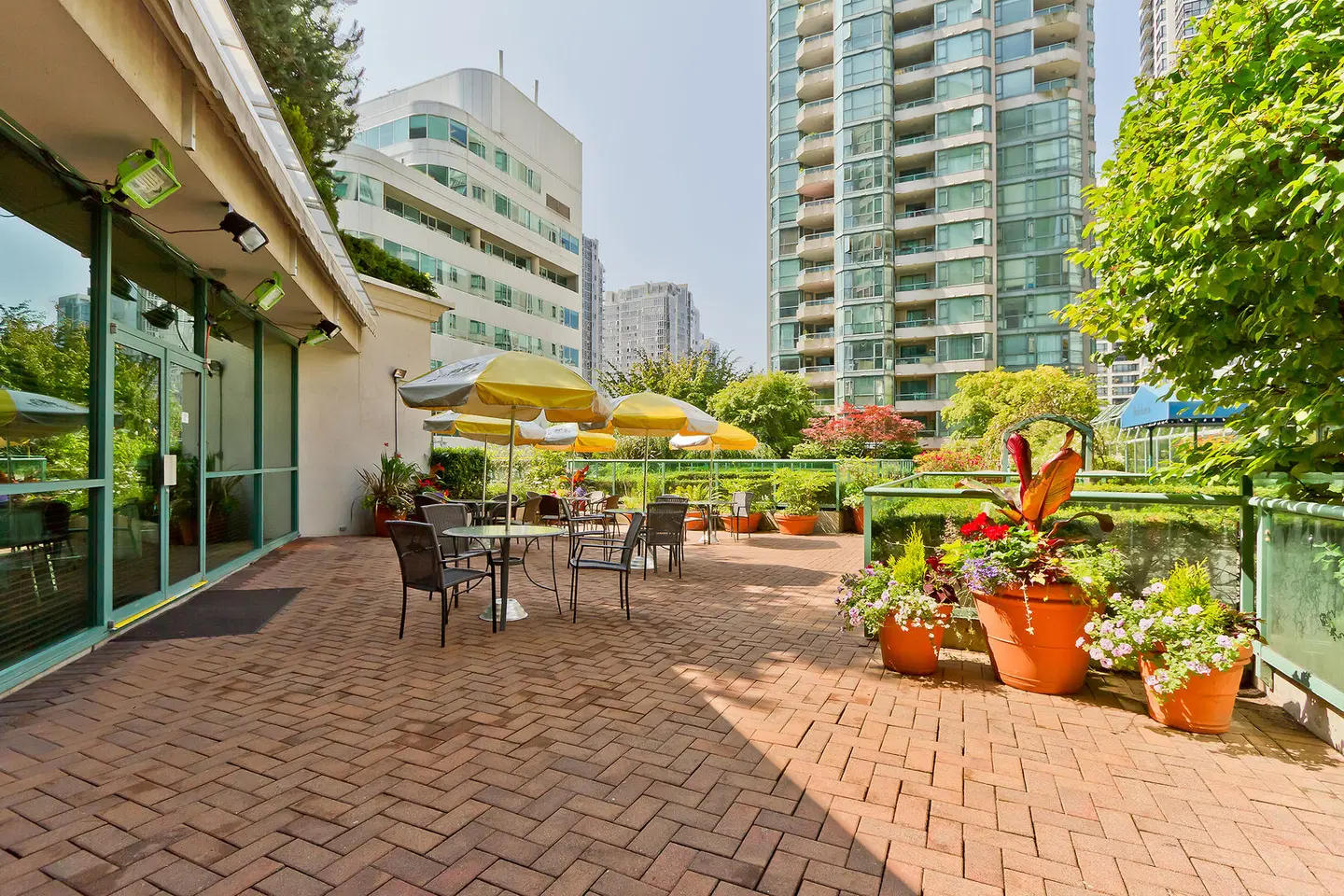 Rosedale on Robson Suite Hotel Terrasse