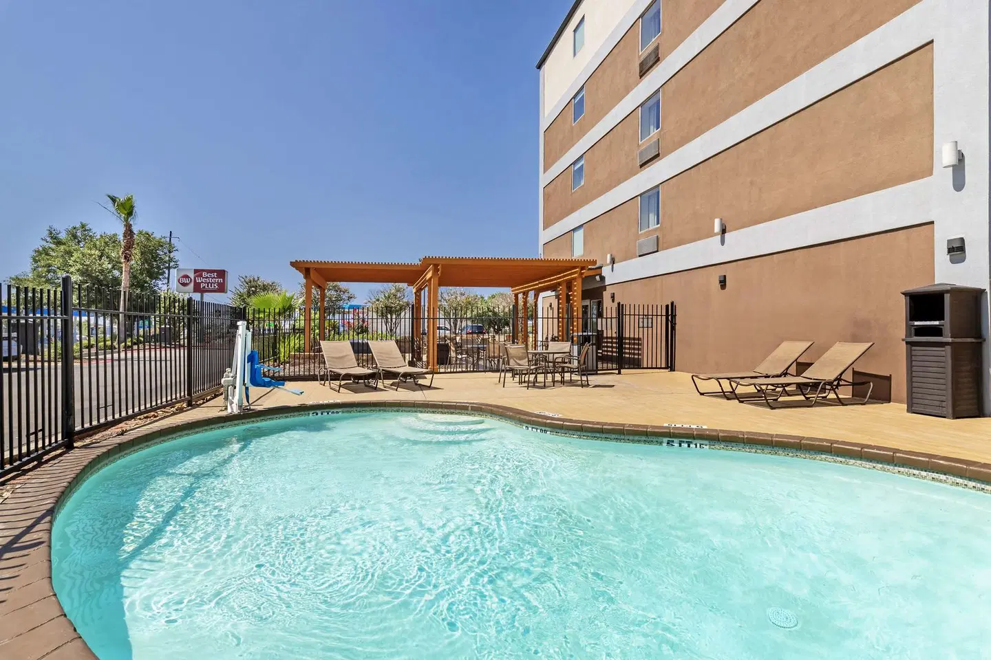 Best Western Plus Downtown North OUTDOOR_POOL