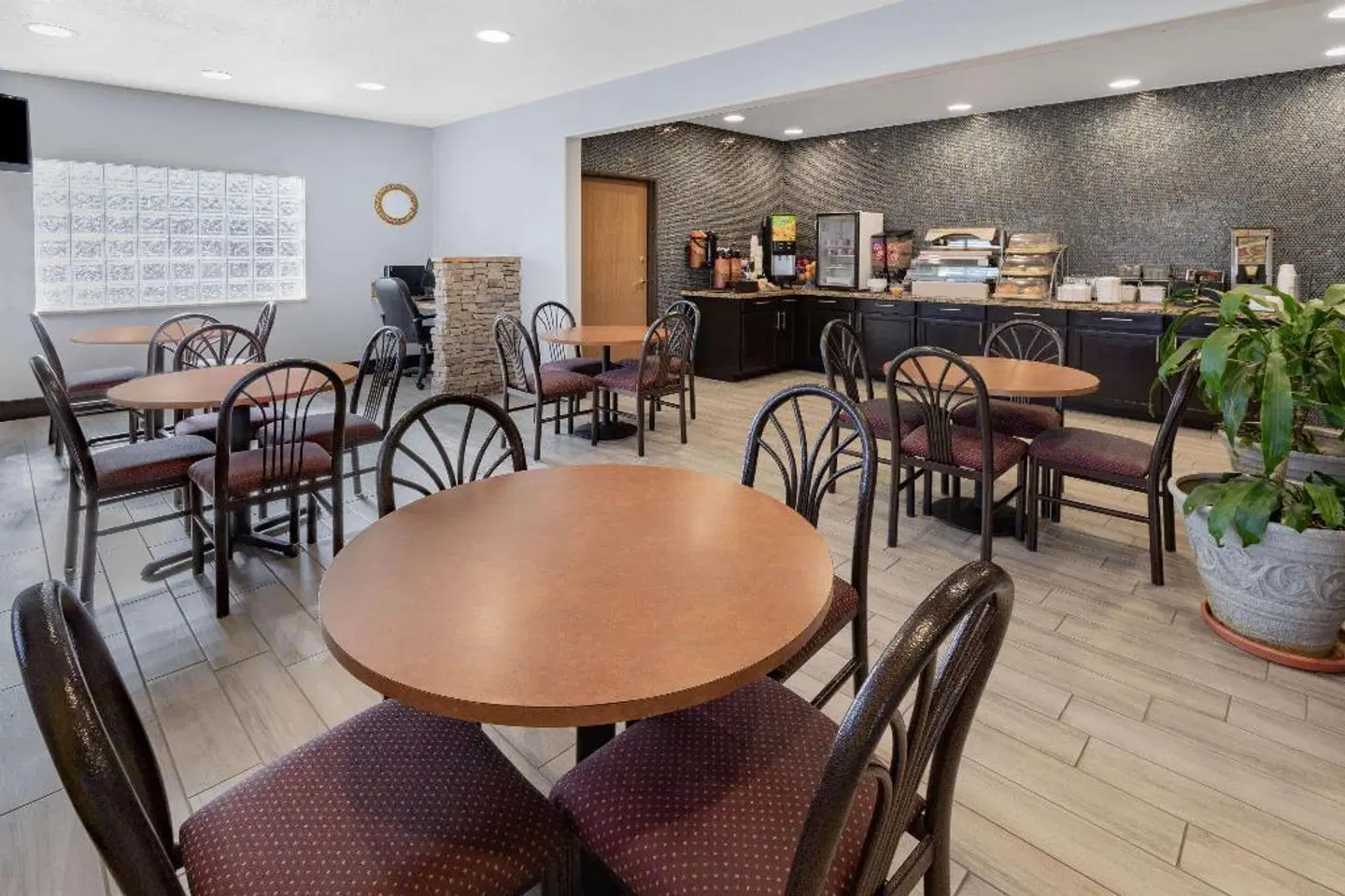 Days Inn by Wyndham Bernalillo Bar