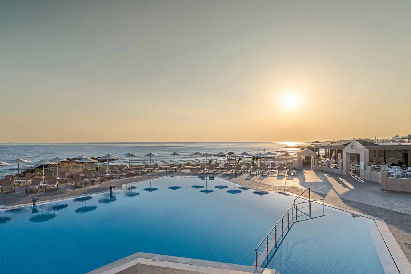 Themis Beach Hotel OUTDOOR_POOL