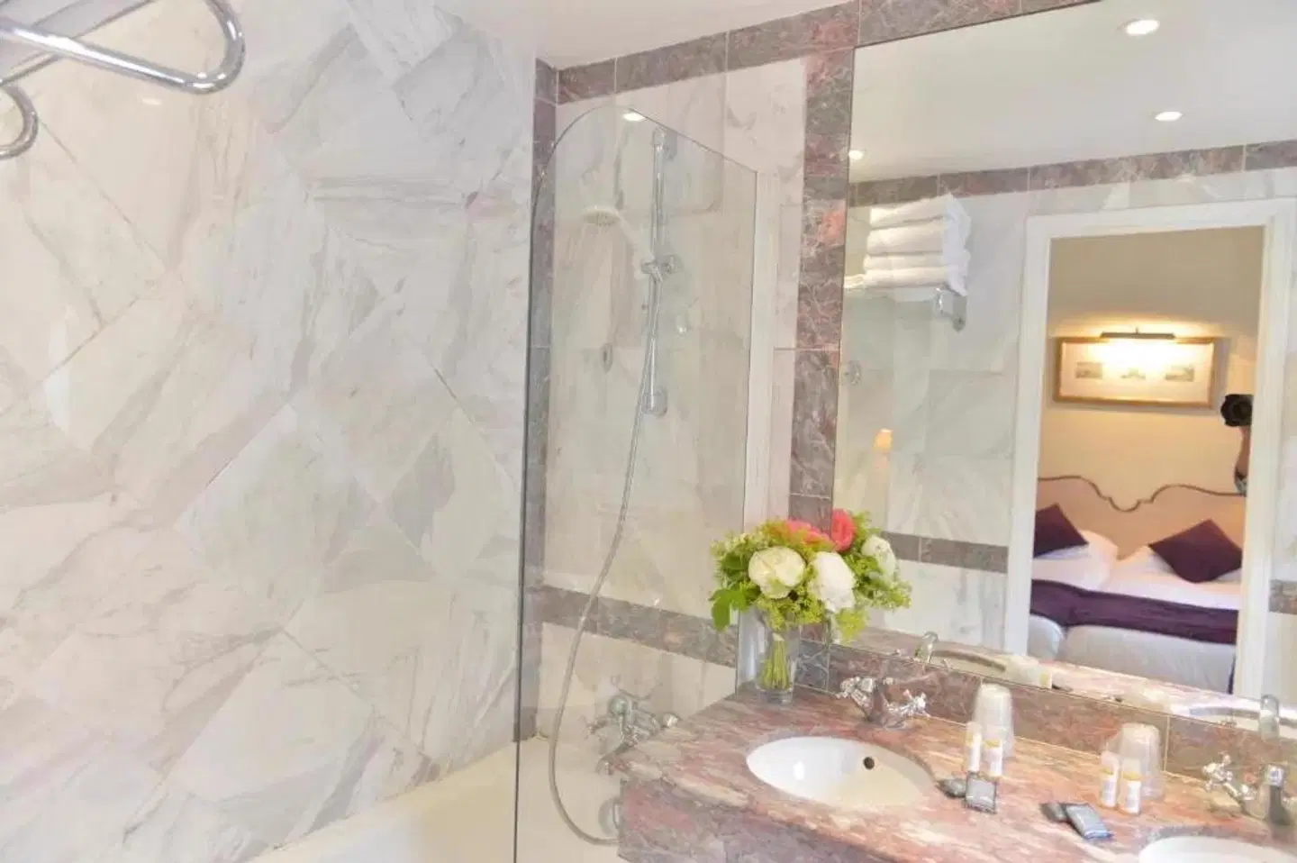 Hotel Suites Unic Renoir St Germain Badezimmer