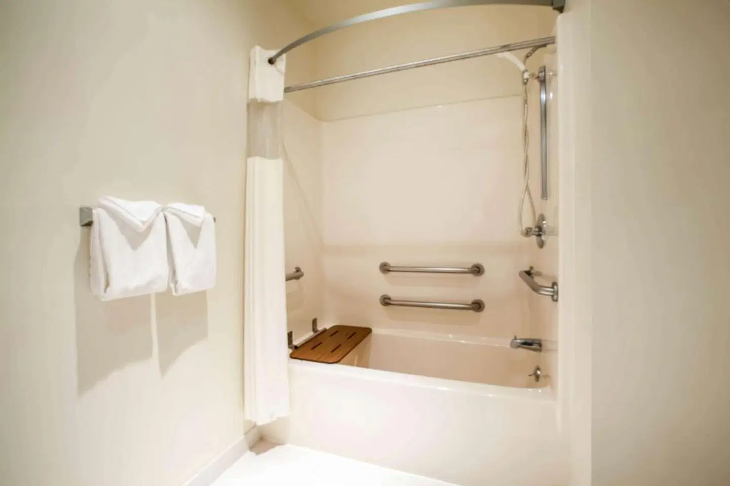 Baymont by Wyndham Mackinaw City Badezimmer