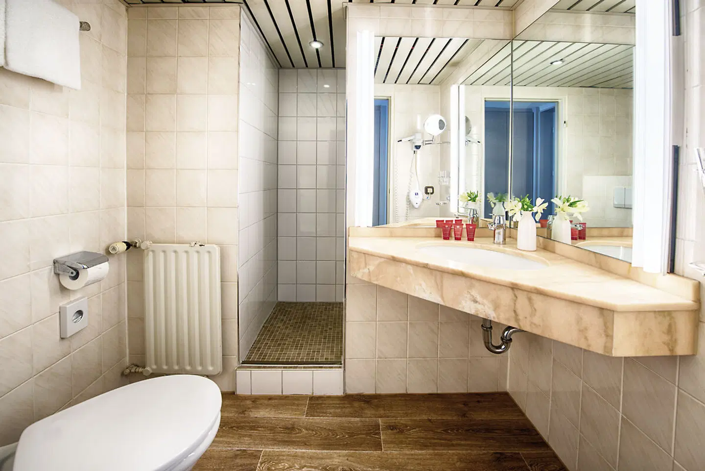 Leonardo Hotel Hamburg City Nord Badezimmer