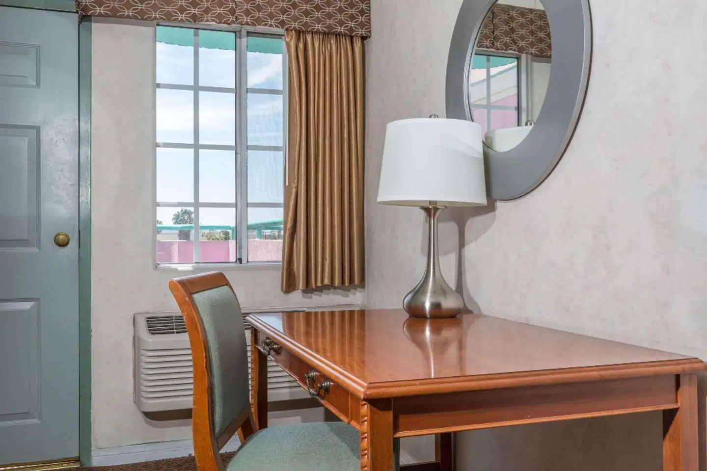 Days Inn by Wyndham Santa Monica/Los Angeles ROOM_EXAMPLE