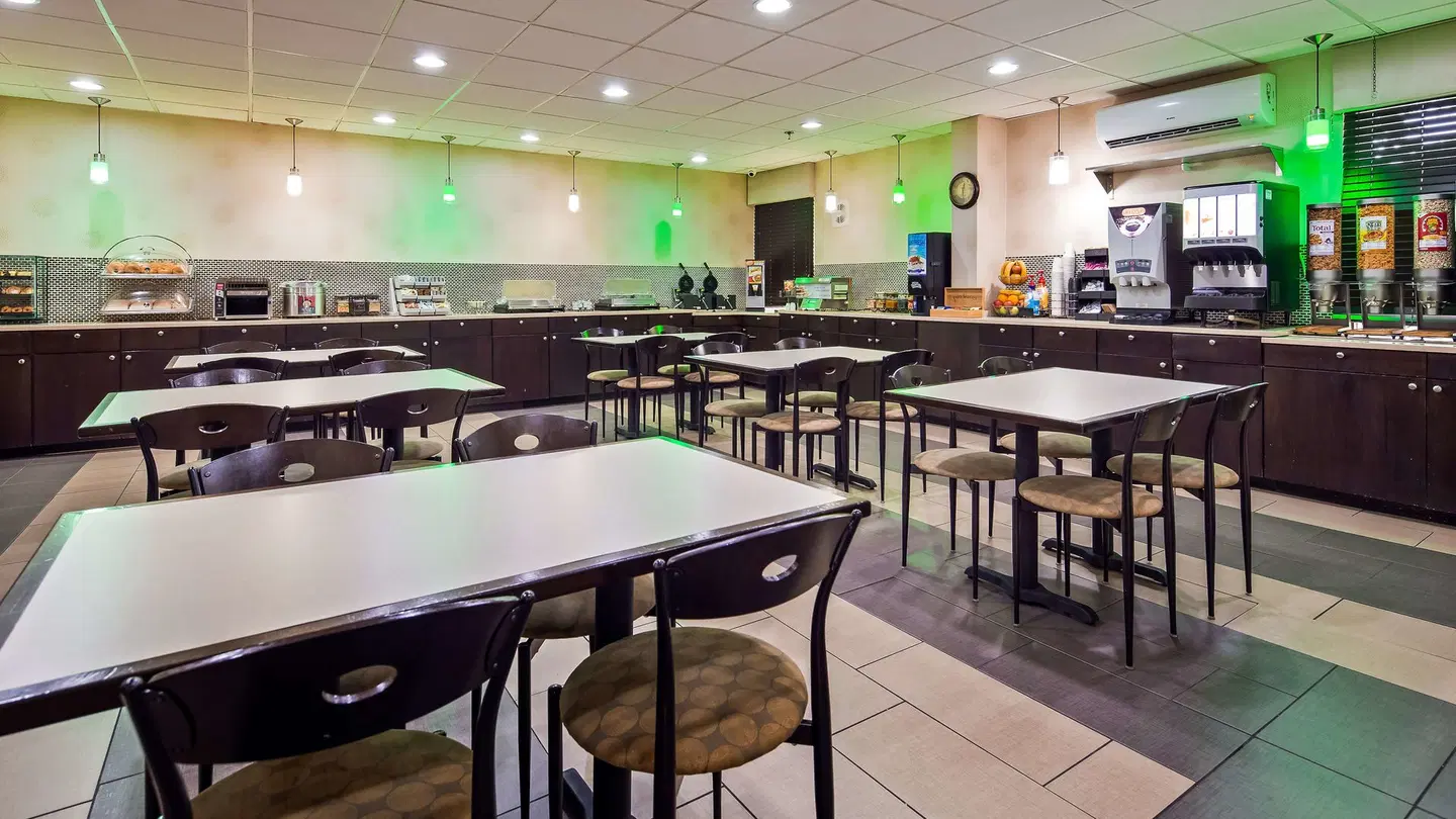 Best Western Plus Richmond Bar