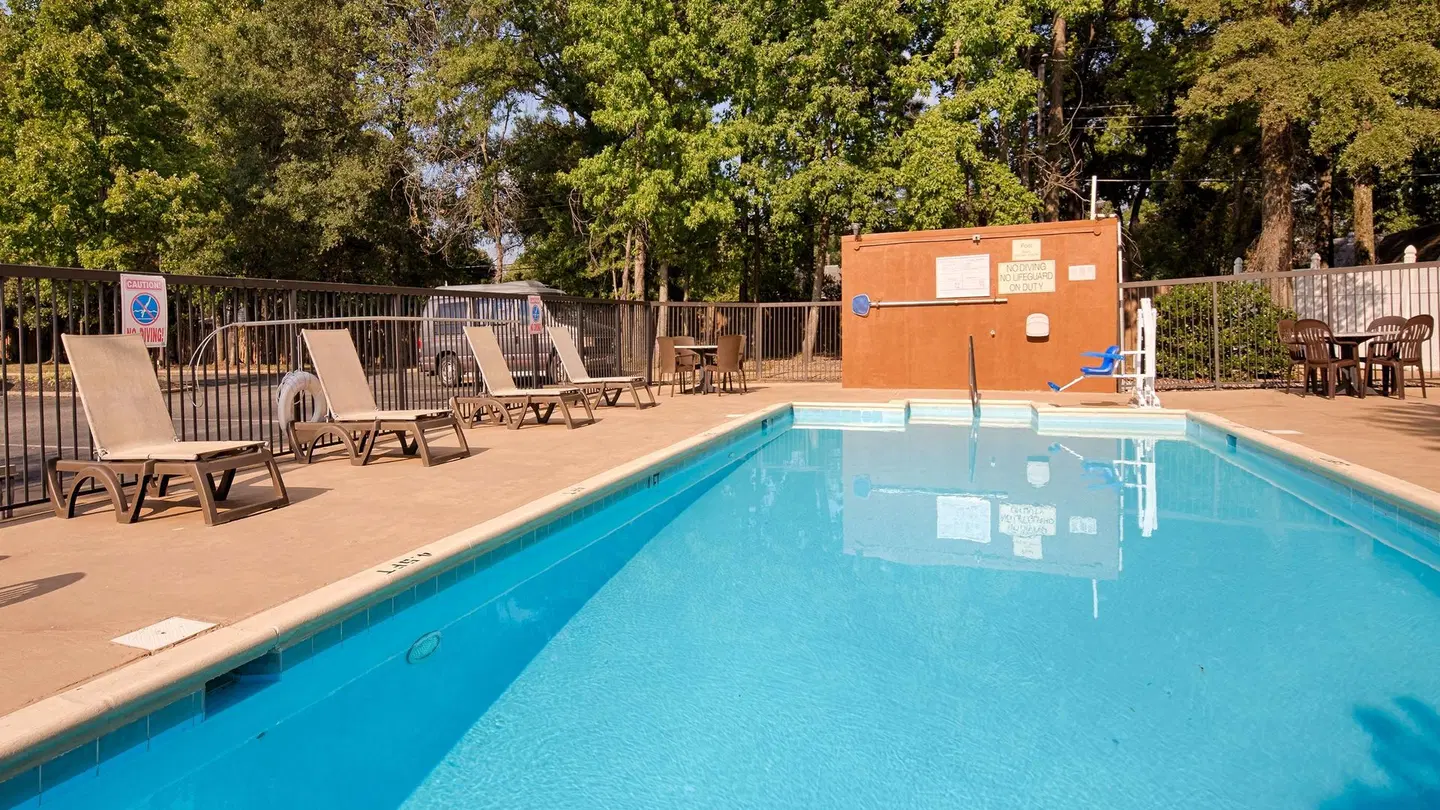 Best Western Plus Richmond OUTDOOR_POOL