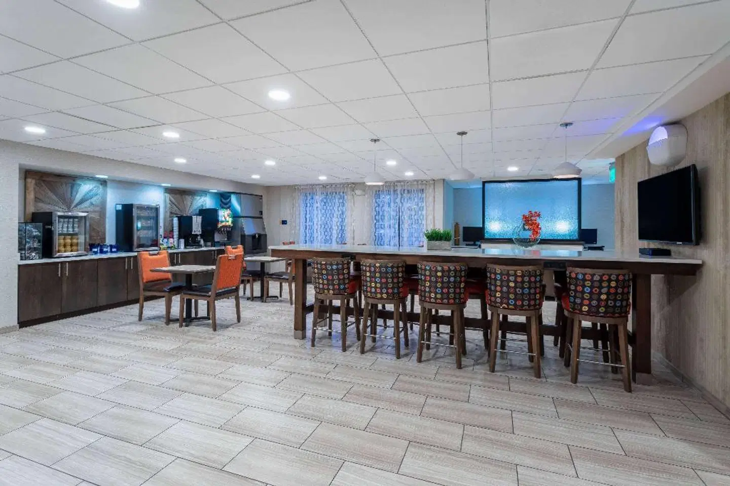 Days Inn & Suites by Wyndham Denver International Airport Bar