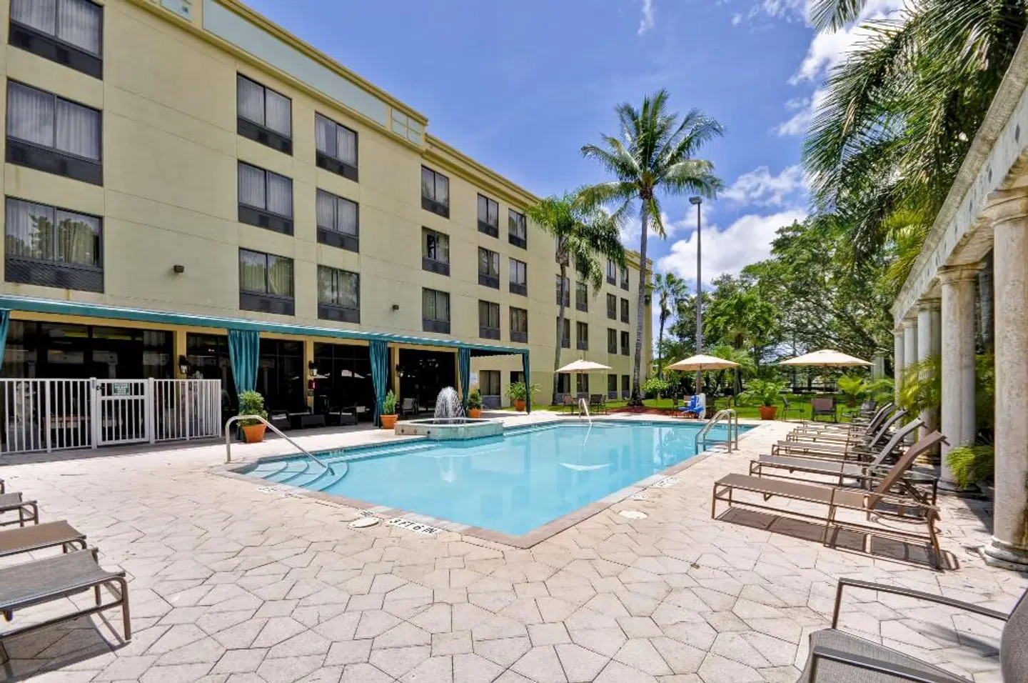 Hampton Inn & Suites Boynton Beach OUTDOOR_POOL