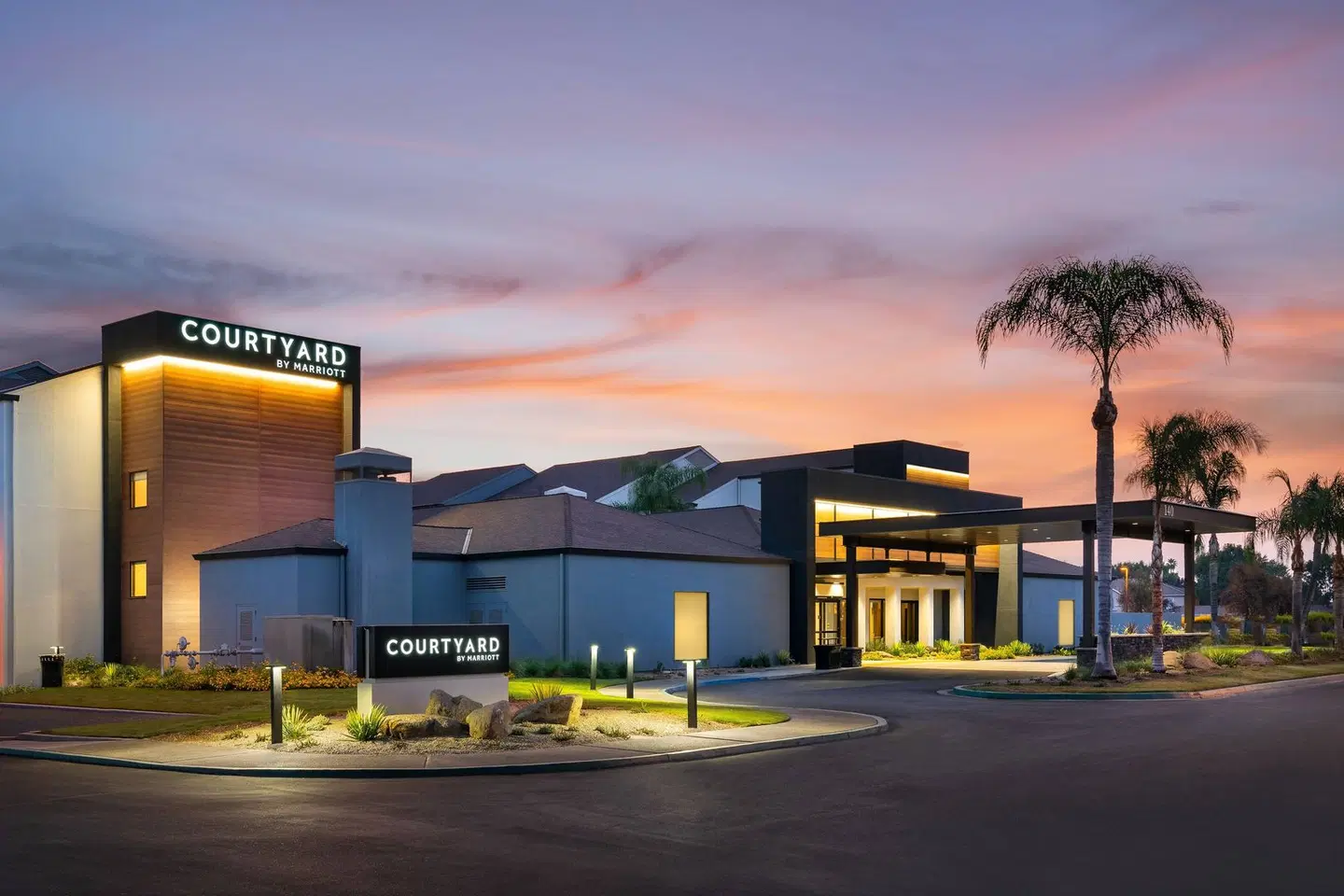 Courtyard by Marriott Fresno EXTERIOR