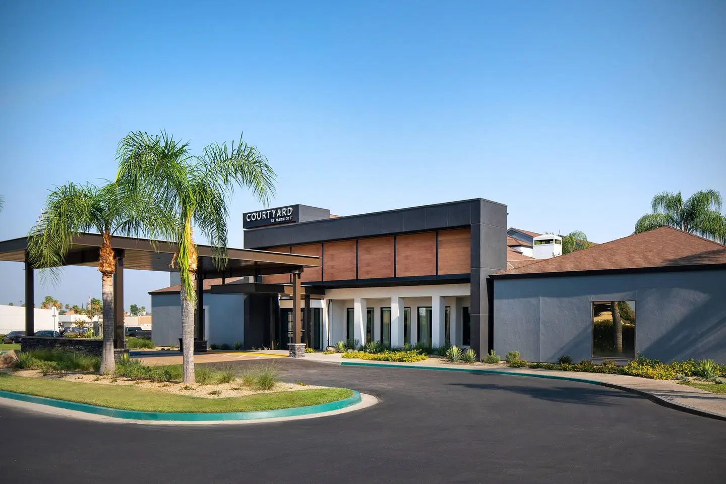 Courtyard by Marriott Fresno EXTERIOR
